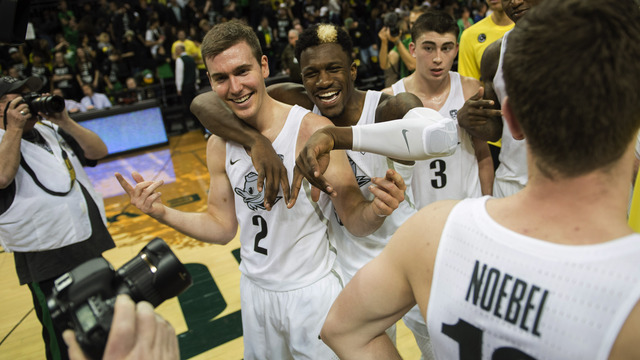 Oregon wins 16th straight game with blowout over Stanford