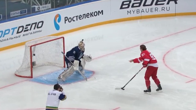 Matt Gilroy 'bribes' goalie during KHL All-Star shootout