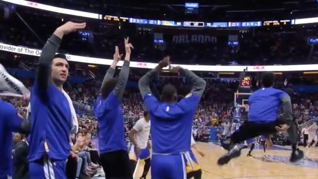 Warriors bench goes nuts after Curry connects on a deep 3-pointer