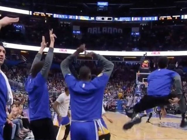 Warriors bench goes nuts after Curry connects on a deep 3-pointer