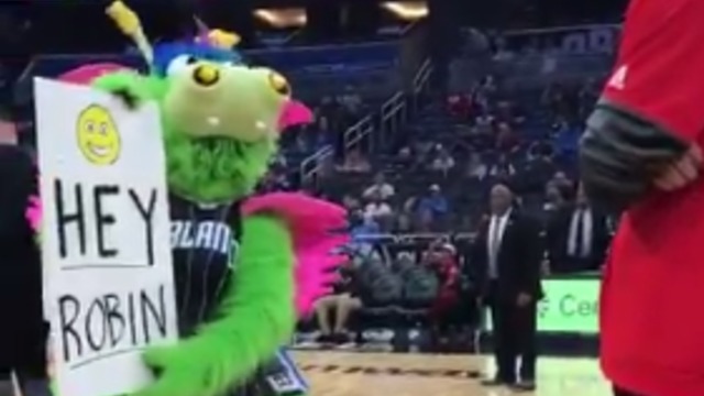 Robin Lopez lashes out at Magic mascot