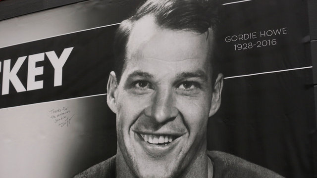 Bobby Orr: Gordie Howe 'the best to ever play the game'