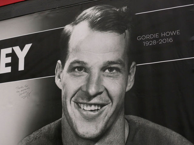Bobby Orr: Gordie Howe 'the best to ever play the game'