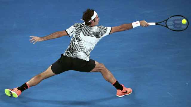 Watch: Federer wins wild, dizzying rally with brilliant forehand winner