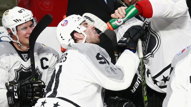Watch: Ultimate teammate Ovie serves up water during late timeout