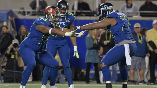 Watch: Micheal Bennett breaks out sack dance, gets hug from ref