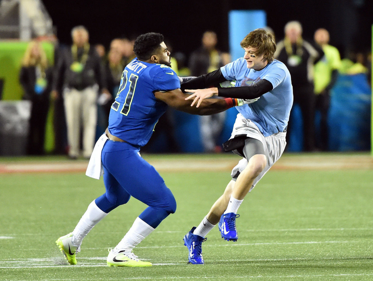 Ezekiel Elliott brought back the crop top for the Pro Bowl