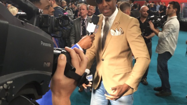 Minor celebs, wacky reporters grab spotlight at Super Bowl Opening Night