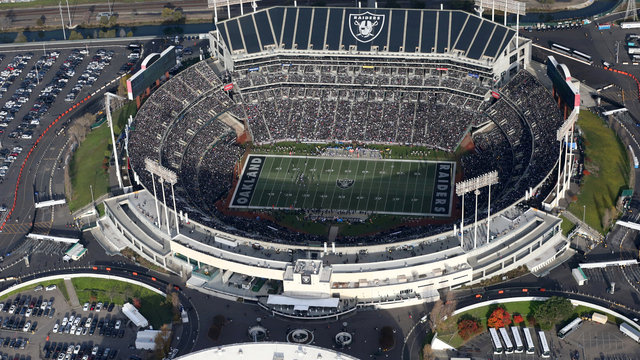 Raiders' Davis confirms plan to play in Oakland for next 2 seasons