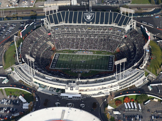 Raiders' Davis confirms plan to play in Oakland for next 2 seasons