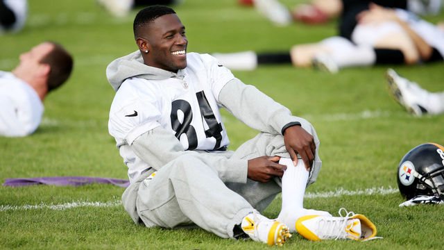 Watch: Antonio Brown arrives at camp in antique Rolls-Royce