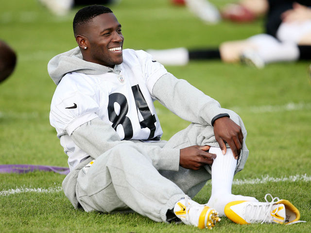 Watch: Antonio Brown arrives at camp in antique Rolls-Royce