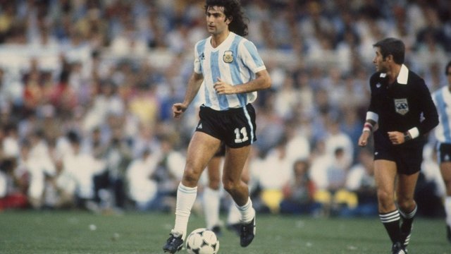 Kempes calls for constant comparisons between Messi, Maradona to stop