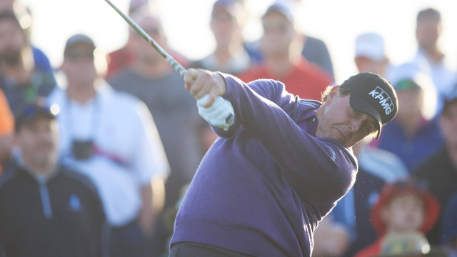 Mickelson stumbles, shoots a 1-under 70