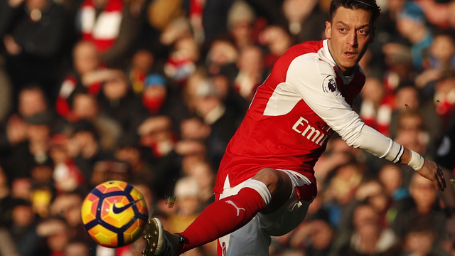 Ozil on the bench vs. Bayern as Sanchez starts