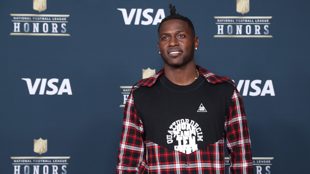 Antonio Brown's suit didn't arrive in time for NFL Honors