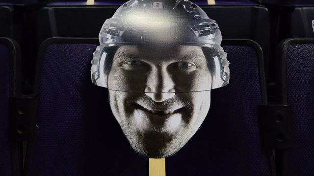 Capitals celebrate Ovechkin's 1,000th point with cutouts of face