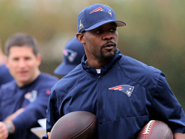 Report: Patriots won't hire DC; LBs coach Flores to call plays