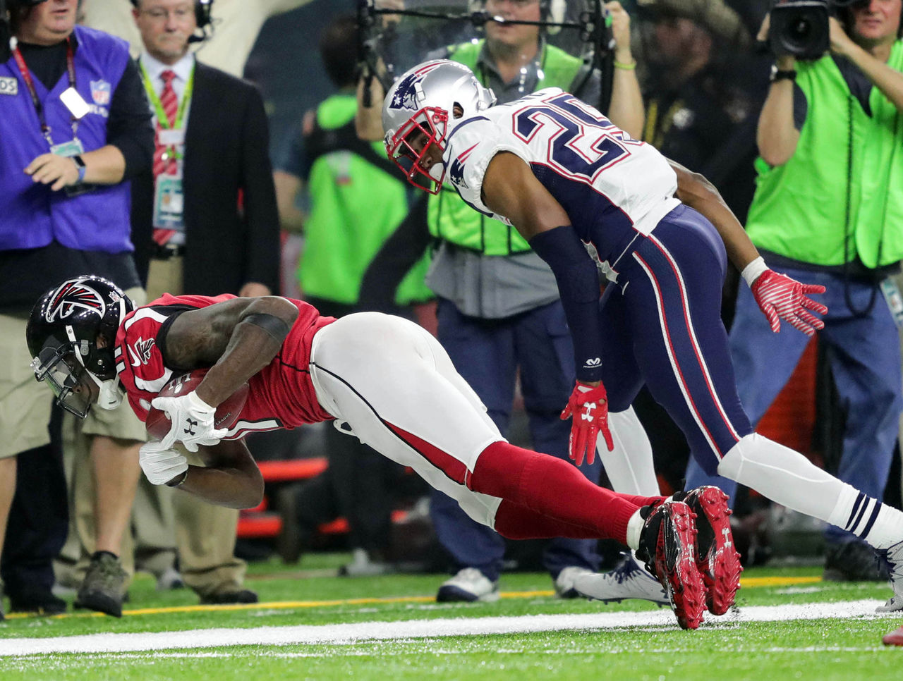 Super Bowl 2017: Julio Jones makes spectacular catch despite sore toe