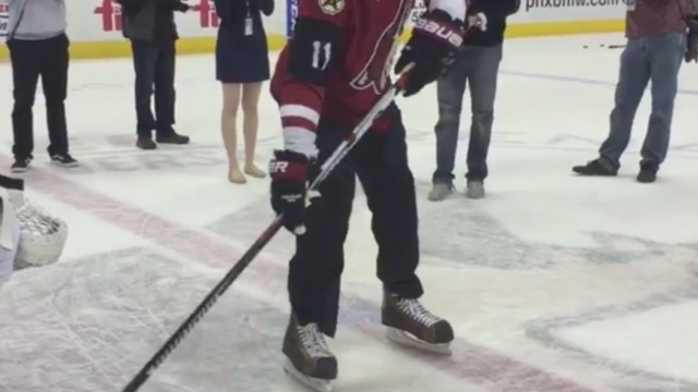 Larry Fitzgerald practices with Arizona Coyotes