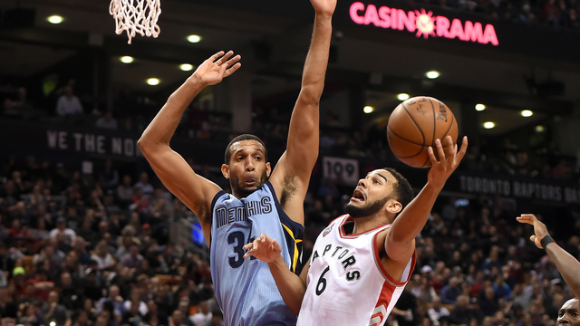 Watch: Grizzlies' Wright jumps out of shoe on alley-oop