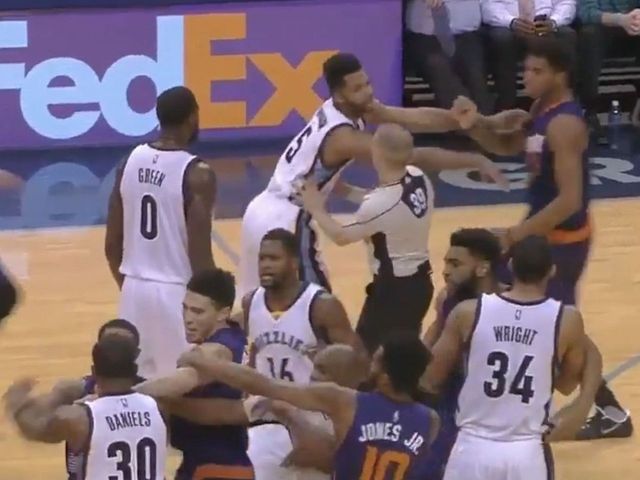Teams scuffle after Suns' Booker, Grizzlies' Daniels exchange words