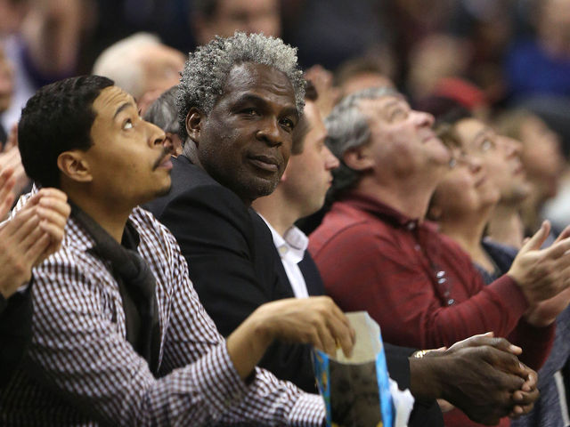 Watch: 'Charles Oakley' chants erupt at MSG during Knicks-Nuggets