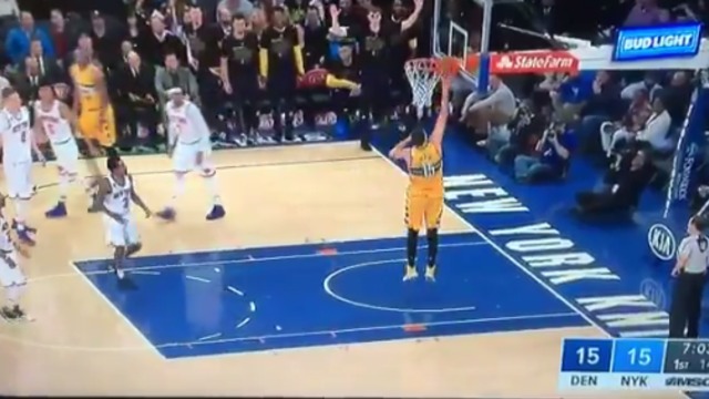 Watch: Nuggets' Jokic laughably open for layup against Knicks