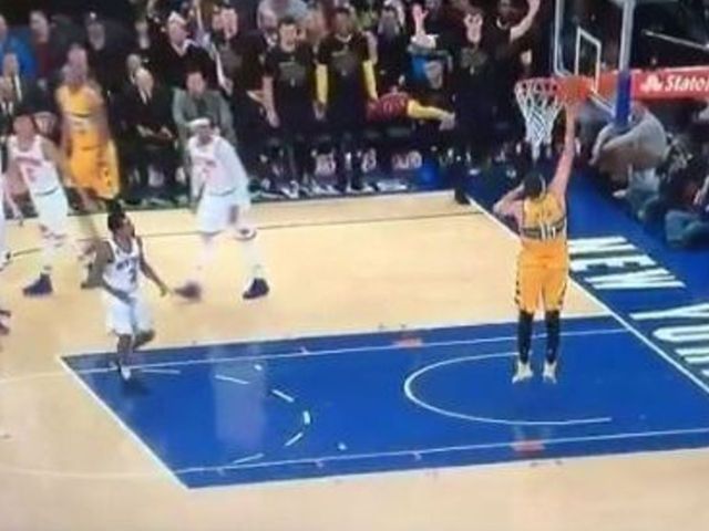 Watch: Nuggets' Jokic laughably open for layup against Knicks