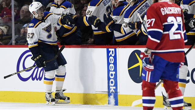 Berglund's hat trick keeps Blues perfect on road trip