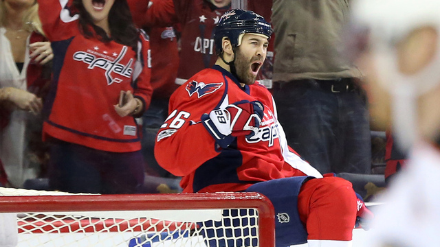 Caps tie NHL record by scoring 5 or more in 11th straight home game