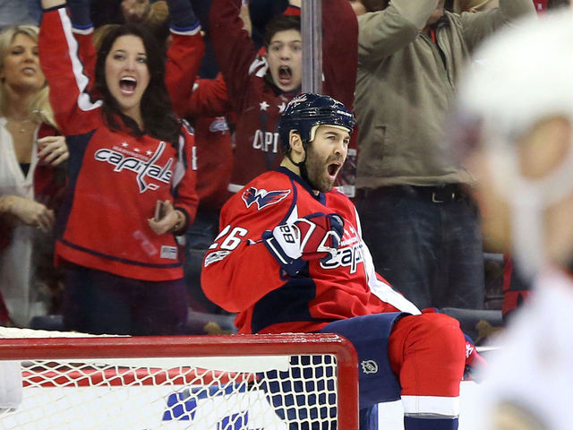 Caps tie NHL record by scoring 5 or more in 11th straight home game