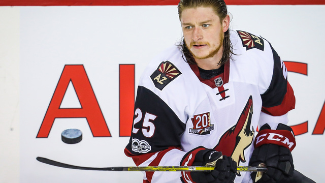 Watch: Coyotes' White initiates perfect dump-in on Martinook goal