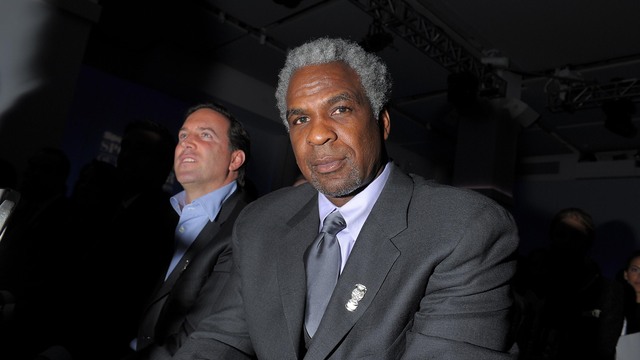 Oakley asks Knicks to apologize to fans after ban lifted