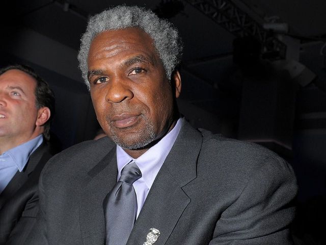 Oakley asks Knicks to apologize to fans after ban lifted
