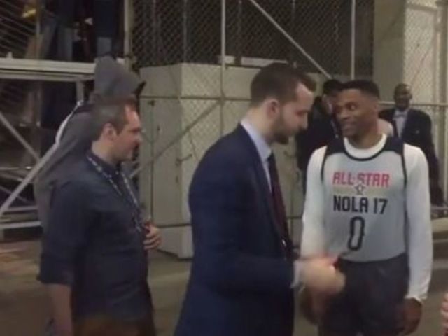 Durant, Westbrook cross paths, things get insanely awkward
