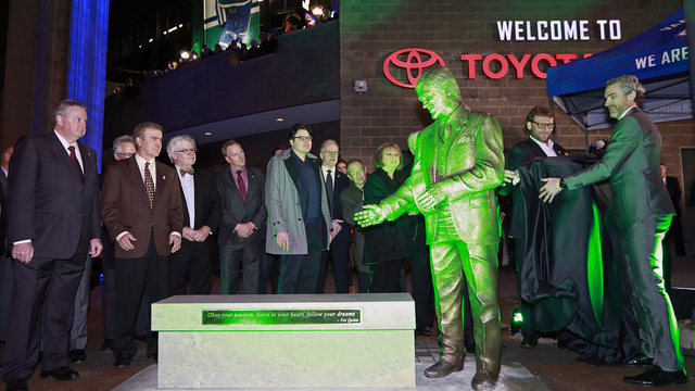Canucks unveil Pat Quinn statue outside arena