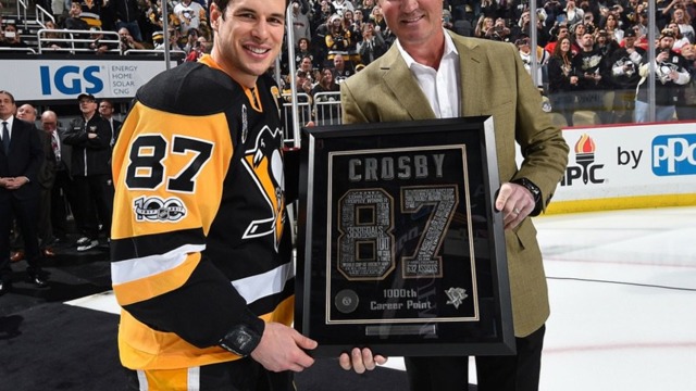 Lemieux presents Crosby with 1,000-point plaque