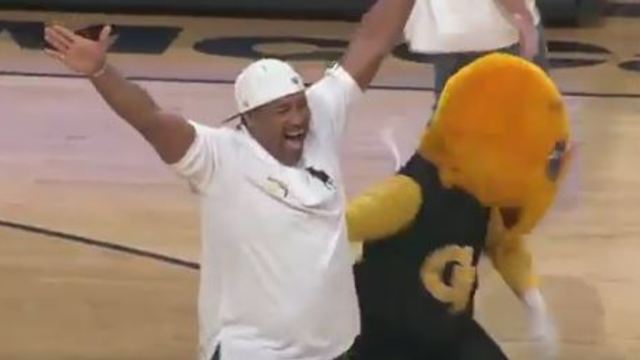 Georgia Tech legend Brian Oliver wins student free pizza with half-court shot