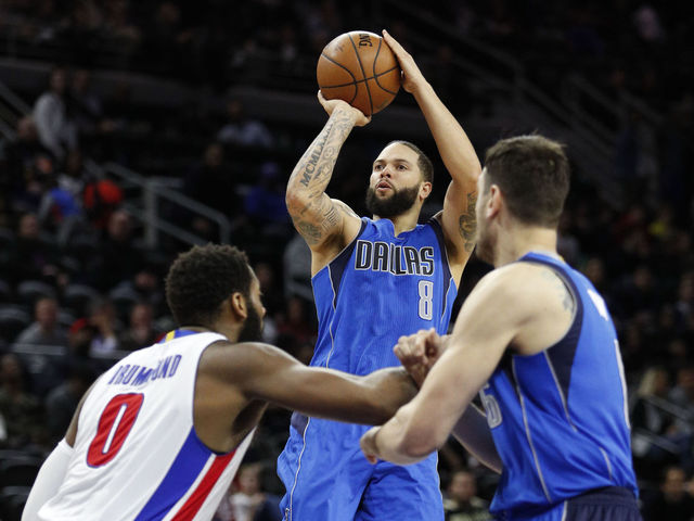 Mavs' Williams, Bogut held out of practice with trade deadline looming