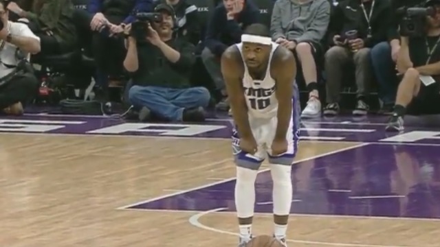 Kings' Lawson milks clock by letting ball roll for over 20 seconds