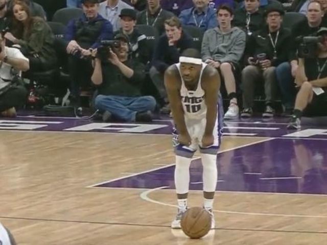 Kings' Lawson milks clock by letting ball roll for over 20 seconds