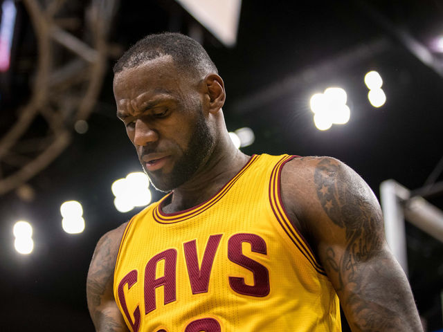 LeBron calls Knicks' no-music experiment 'pretty cool'