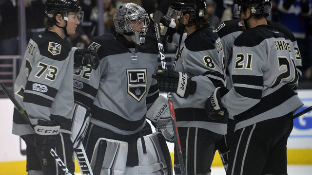 Quick's return provides jolt to playoff-chasing Kings