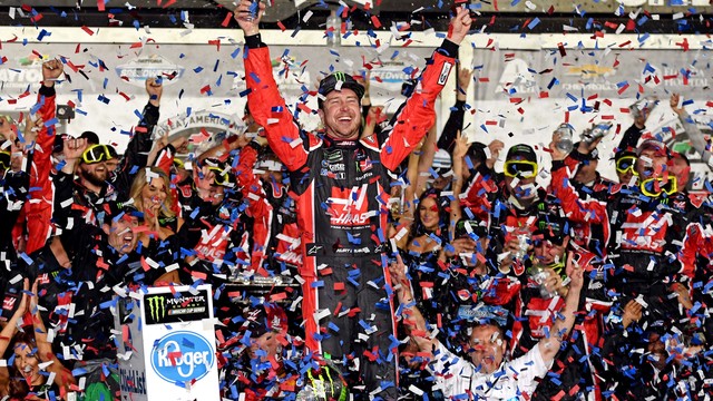 Kurt Busch wins the 59th Daytona 500 with final-lap pass