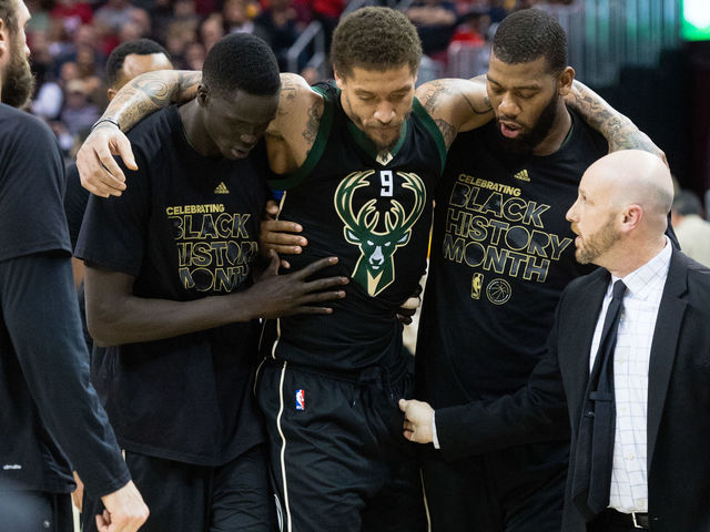 Bucks' Beasley suffers scary-looking knee injury