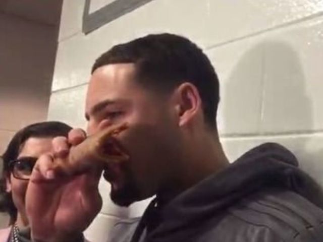 Watch: Klay Thompson crushes pizza during postgame interview