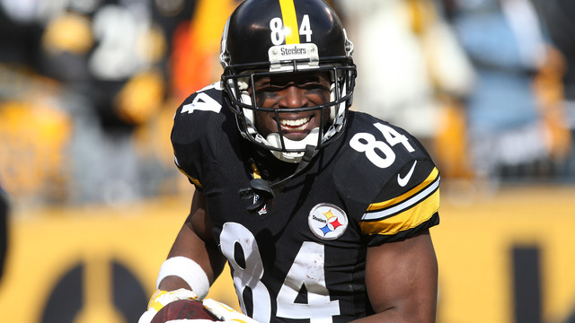 Watch: Antonio Brown mobbed by kids at football camp