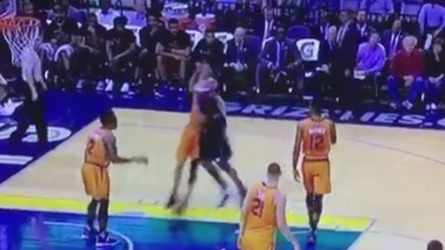 Vince Carter ejected after elbow to Devin Booker's chin