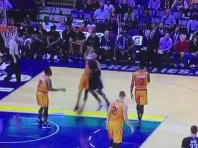 Vince Carter ejected after elbow to Devin Booker's chin